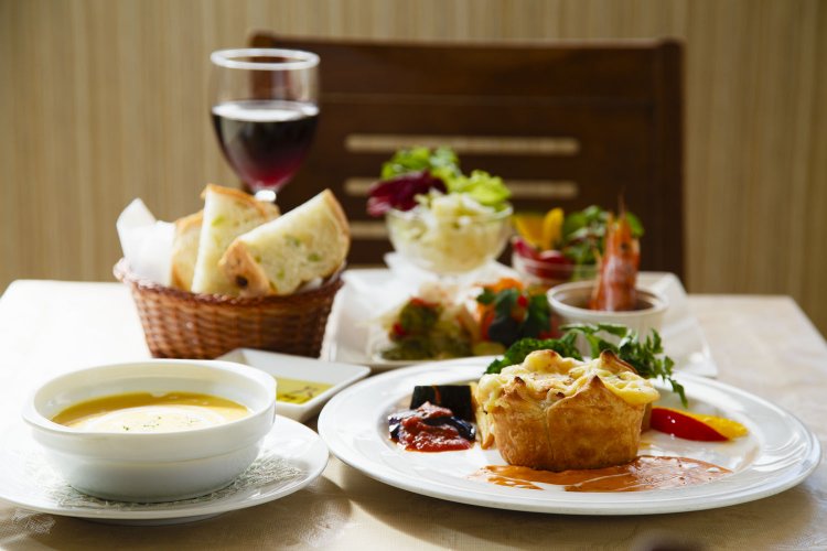 ディナーAコース2800円。前菜3 種の盛り合わせ、本日のスープ、選べるメイン料理に加え、パンはおかわり自由と豪華。  