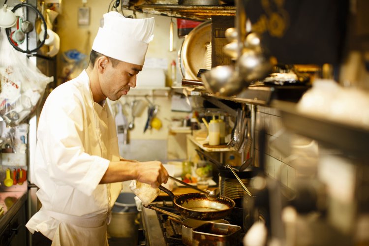 見目麗しい料理は、細やかな手元から生み出される。