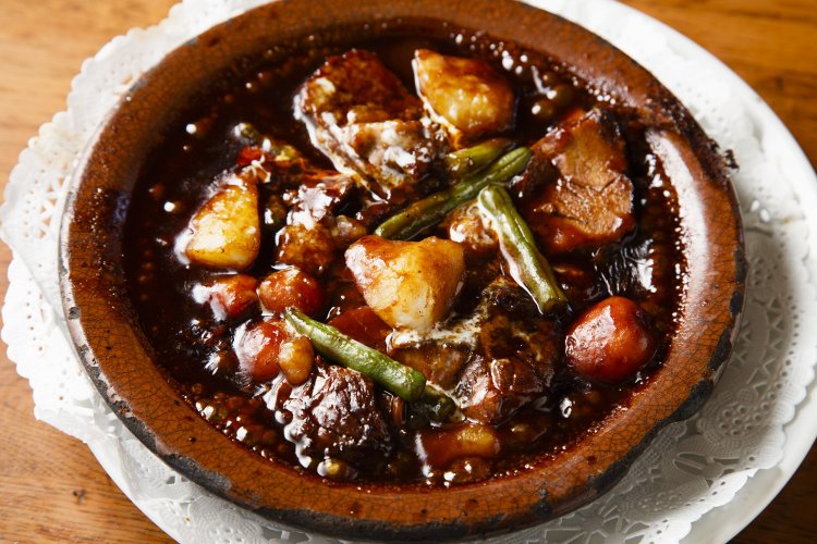 名物のビーフシチュー2200円。