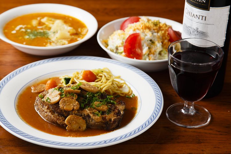 手前から、タンステーキ2000円、チャーチャースープ500 円、ミコサラダ750 円。