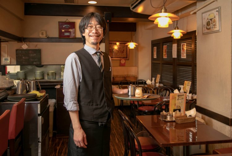 勤続14 年の店長・秋田隼介さん。