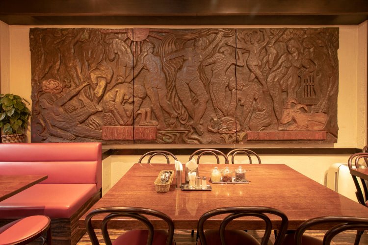 「春生譜」と題された大きな木彫レリーフは開店時から店を見守る。