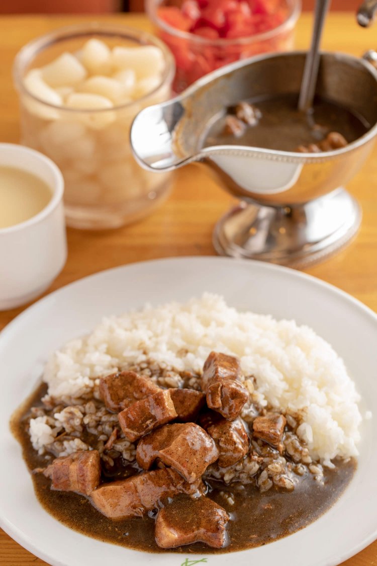 黒濃色が特徴のソースに柔らかい角切り肉がたっぷりの、ポ ーク980円（ポタージュスープ付き）。