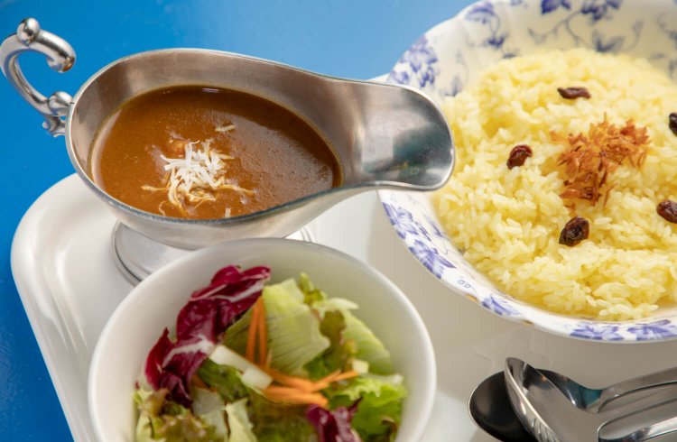 ぷりぷりしたむきエビがいくつも入ったエビカレー940円。サフランライスと野菜多めのサラダ付き。