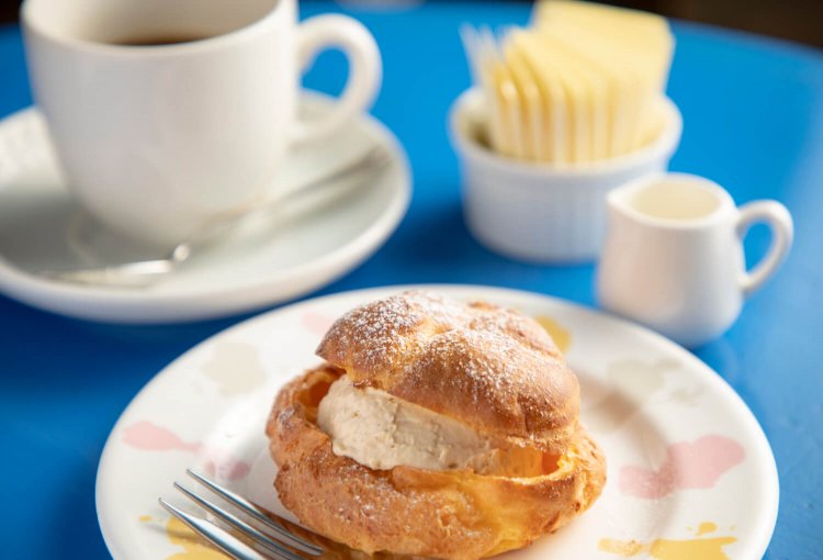 シュークリーム490円も自家製。ドリンク付きなら100円引きに。