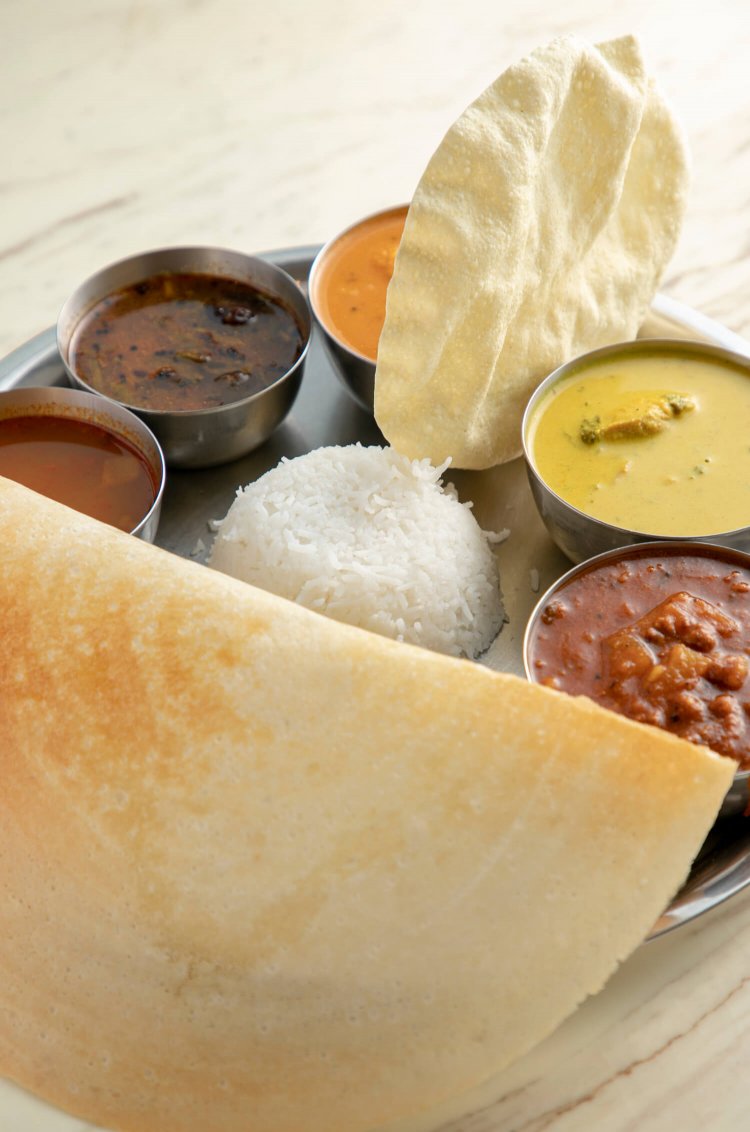 平日ランチのミールスは3種類あり。写真は日替わりカレー3つとラッサム、サンバルまで付いたCセット1200円。手前の大きな煎餅みたいなのがドーサだ。