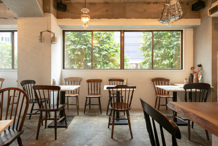 店内の椅子はイギリスのアンティークをそろえた。