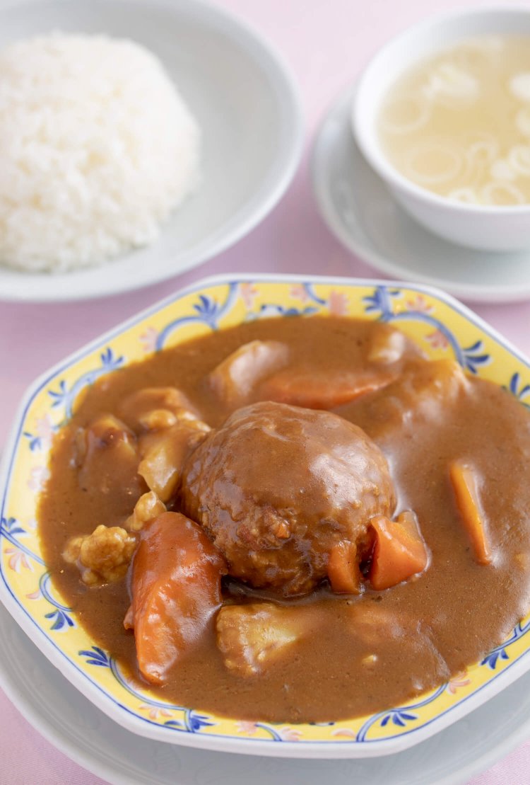 スープ付きの獅子頭カレー1280円。大きな獅子頭は割ってカレーを絡ませて食べるといい。