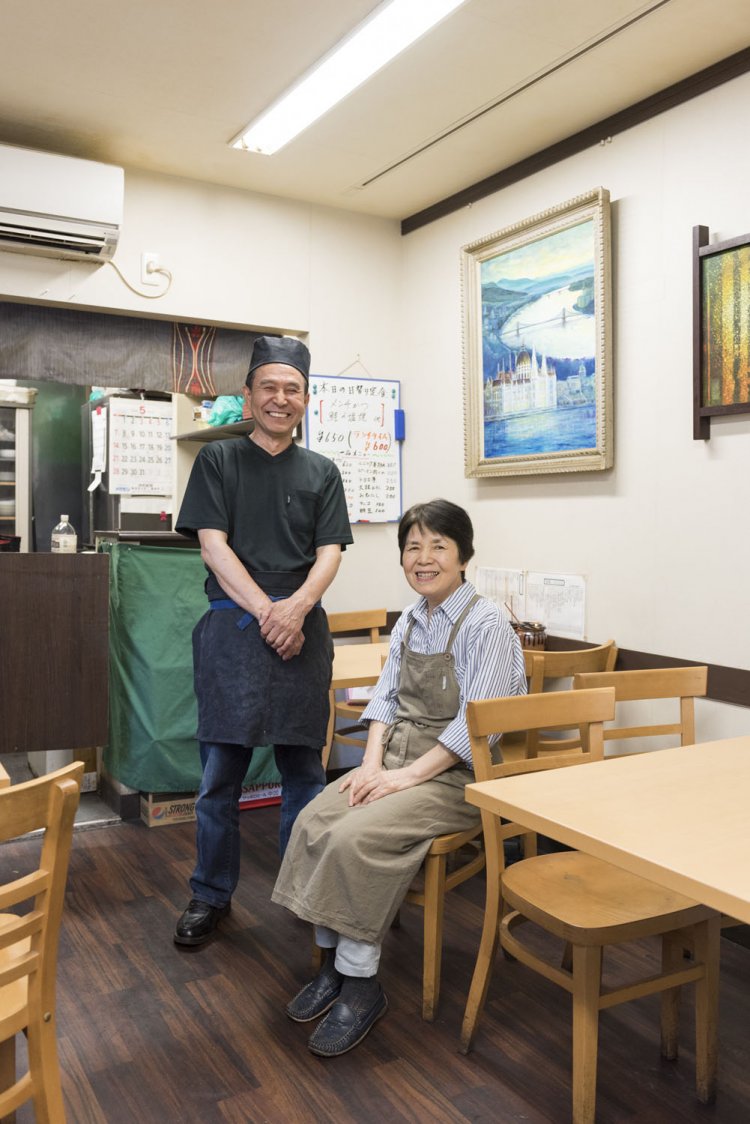 笑顔が素敵な利正さん、奥さんの美恵さん。