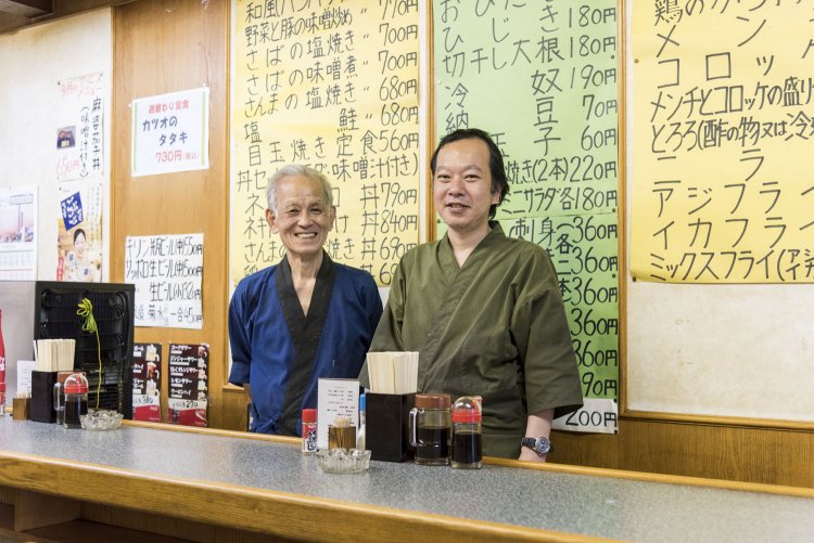 正数さん（左）は朝9時から23時まで働き続けるという。 息子の正紀さん（右）と二人三脚。