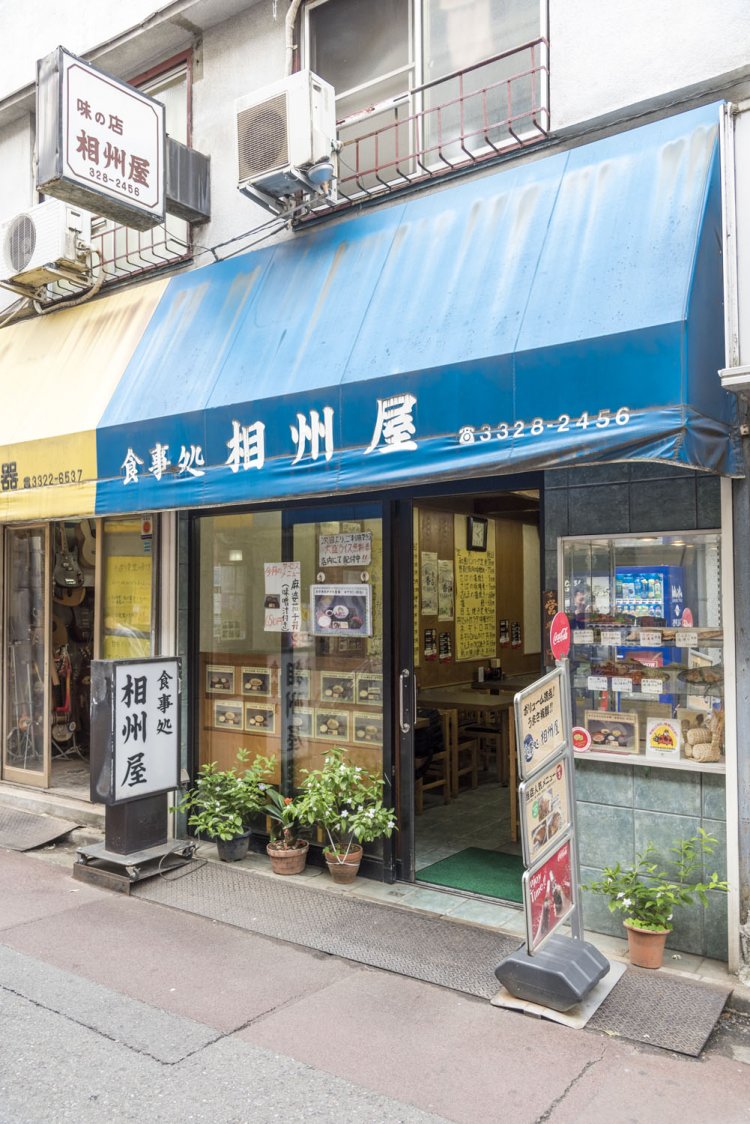  青いファサードが目印。