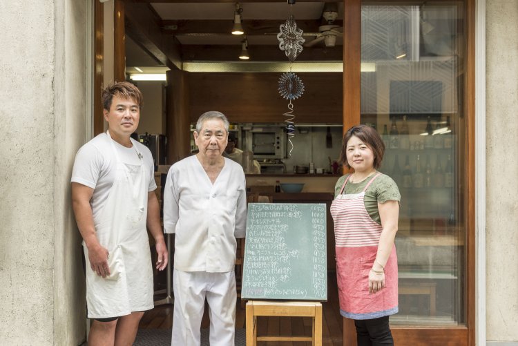  左から5代目享さん、4代目憲昭さん、娘の優子さん。