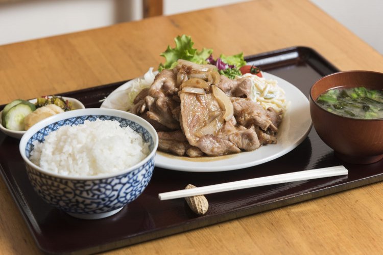 豚肩ロースのやわらかい部分だけを使い作り置きはしないという、しょうが焼き定食1260 円。