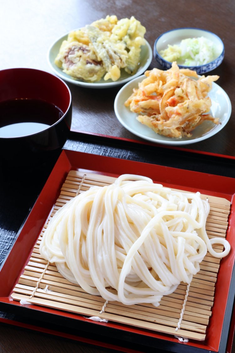 ぬく盛りうどん400円。セルフで選べる天ぷら1皿100円を添えて味の変化を楽しみたい。