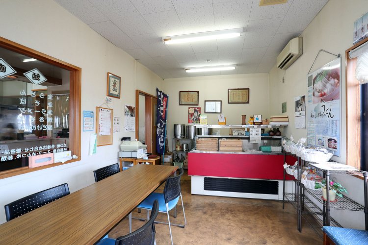 カウンター10席とテーブル4卓。昼どきは行列も。