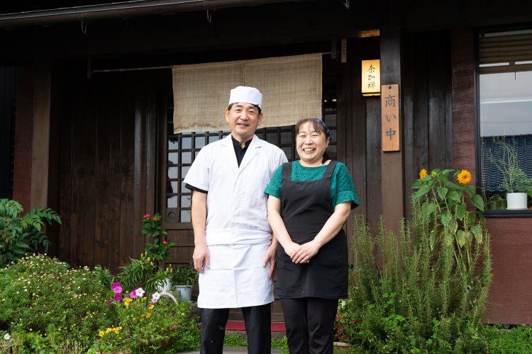 「野菜は自家菜園のものが中心です」と話す中村光彦さん・明美さん夫妻。