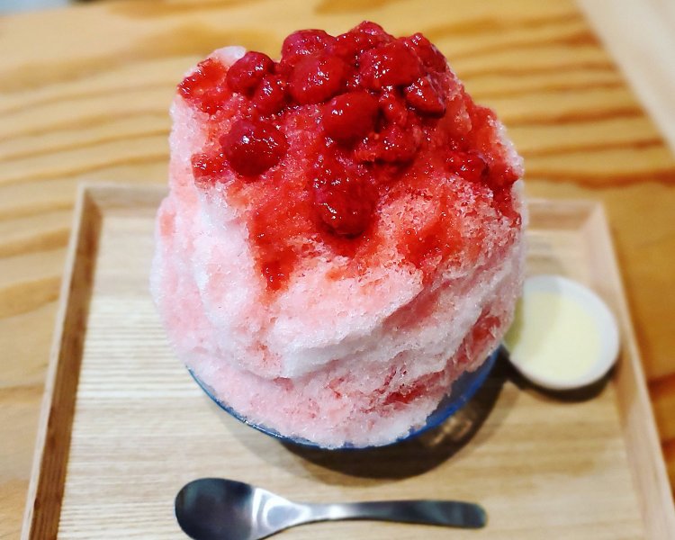 かき氷 ラズベリーミルク850円（税別）。