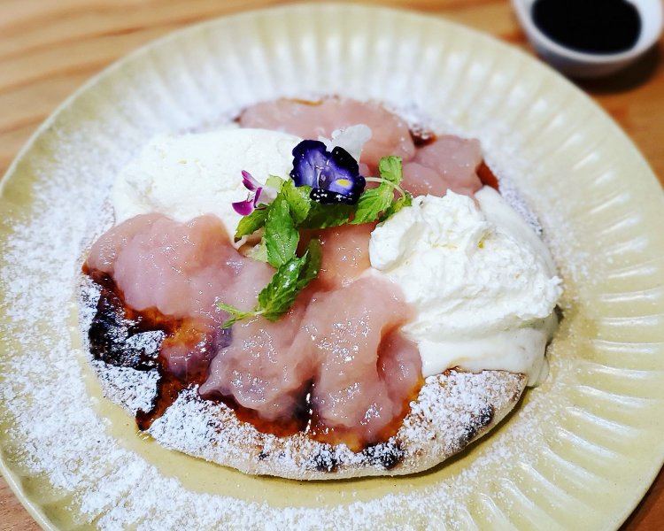 天使のクリームと福島桃のドルチェピッツァ900円（税別）。