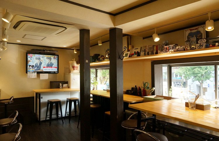 ここには写っていないが、店内各所でバナナが追熟を待っていた。