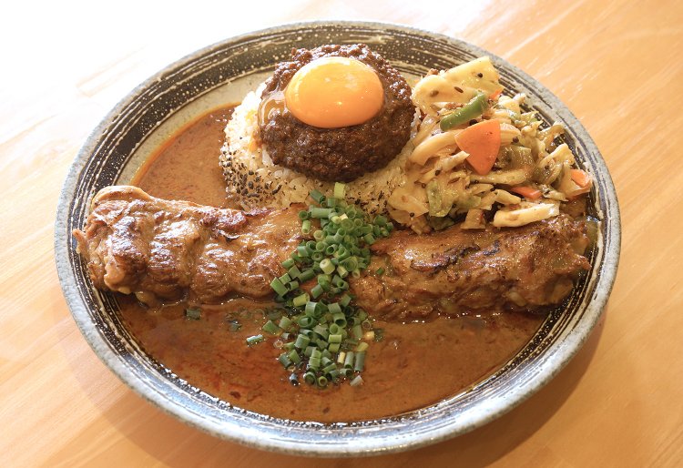 カレールー並盛（MIX）1300円、豚350円、中華アチャール150円。
