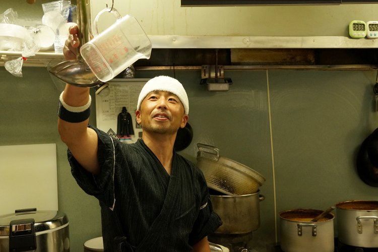 甚兵衛＆頭にタオルがレギュラースタイルの店主・吉田さん。