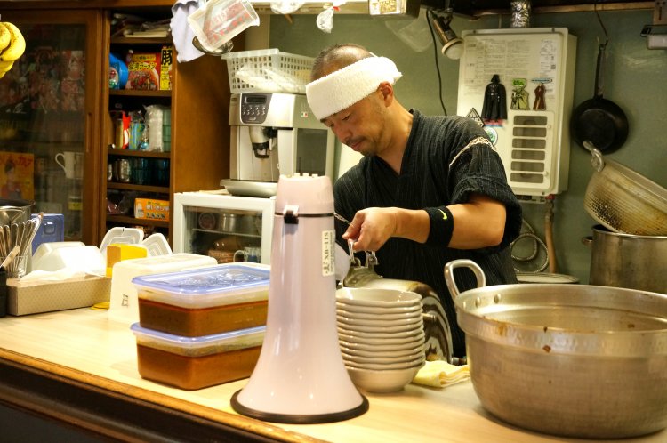 店外で並ぶ人を注意するための拡声器。いまのところ未使用。