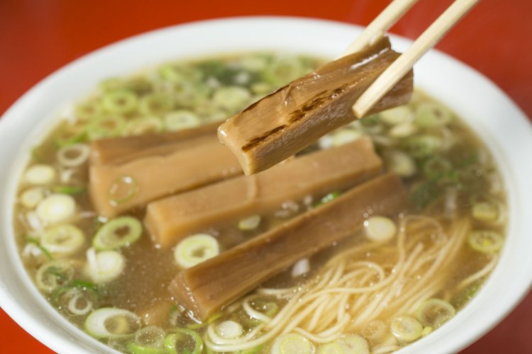 スープのダシは国産豚のスジが主体。豚骨、シイタケなども入る。