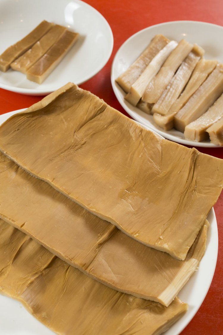 手前が戻し始めて3日目の竹の皮。右奥は4日目、左奥が6日目。