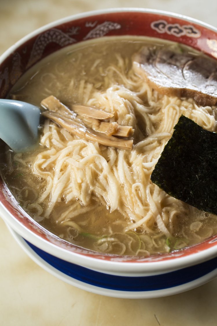 豚骨のほか、煮干しからも出汁を取る。とろろのネバリが麺と一体に。