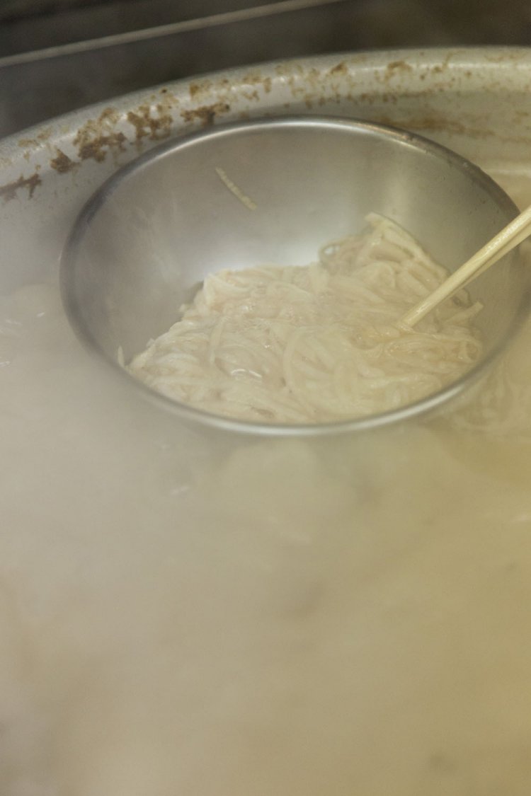 とろろはスープに浮かべて温めてから盛り付ける。