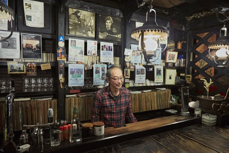 1979年のマイルス福岡公演をきっかけにジャズにハマったという小倉さん。