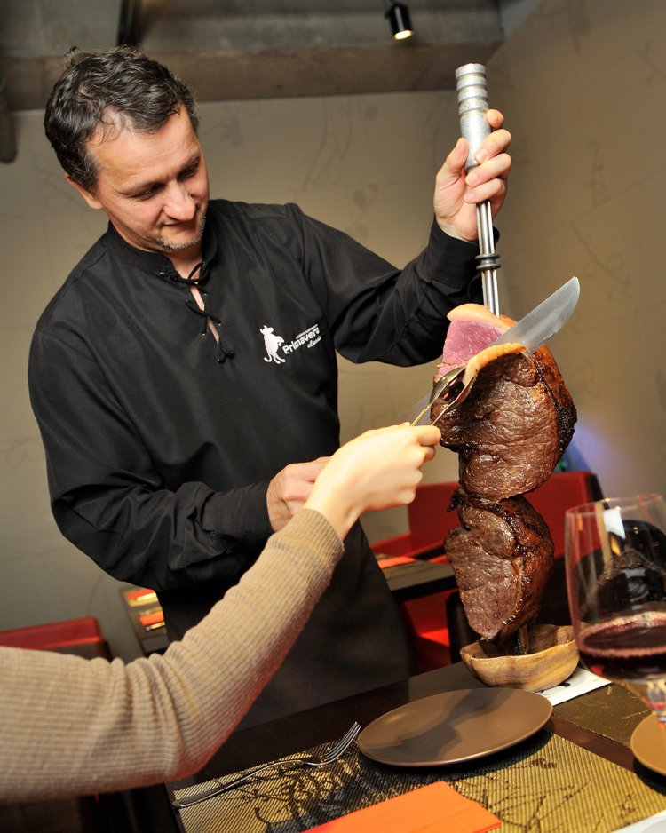 見よ、この肉塊を！ メニューは串12種類~が楽しめるブッフェコース90分4378円と、串12種類~120分5038円。いずれもデザート、一品料理3種、サラダバー付き。ランチもあり。