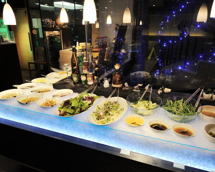 野菜もりもりのサラダバー。