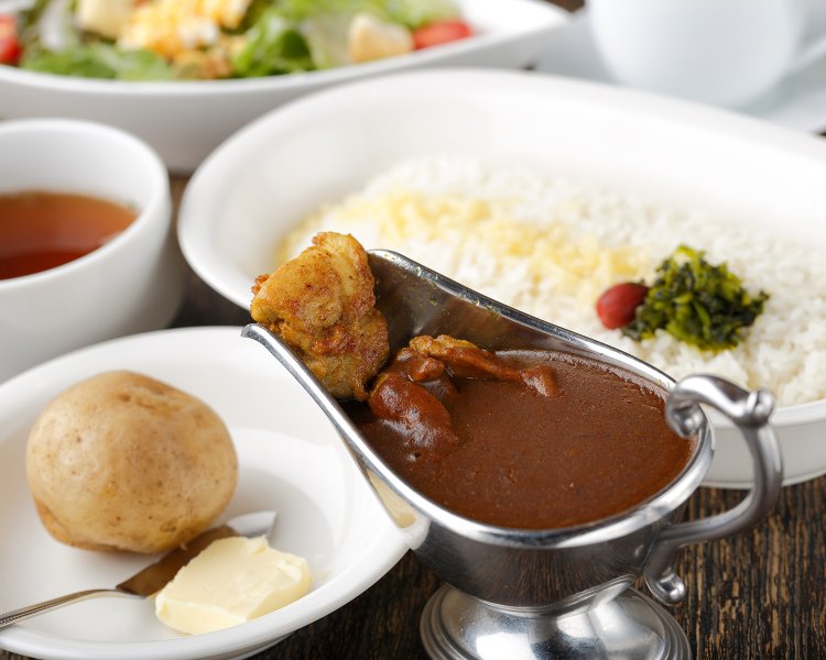 チキンカレー1350円。どのカレーにもホクホクのジャガバター付き。プラス300円でスープとサラダ、ドリンクが付く。テイクアウト有り。