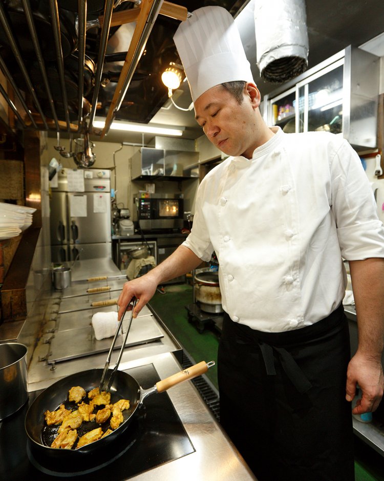 チキンには焼き色を付けて、より香ばしく仕上げる。
