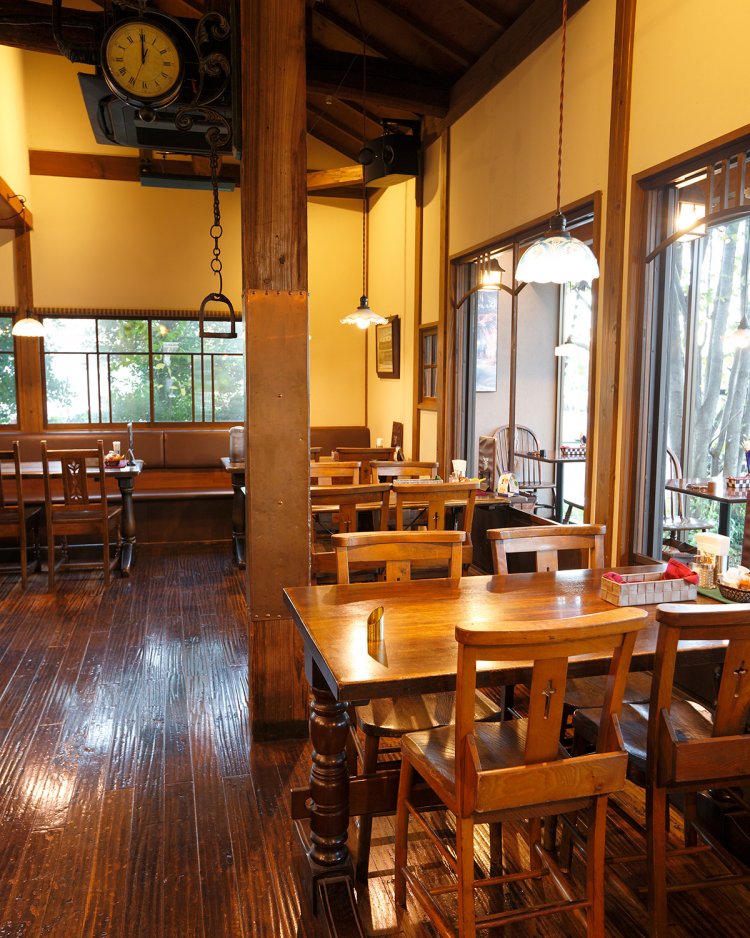 アンティークな小物がそろう、レトロモダンな店内。