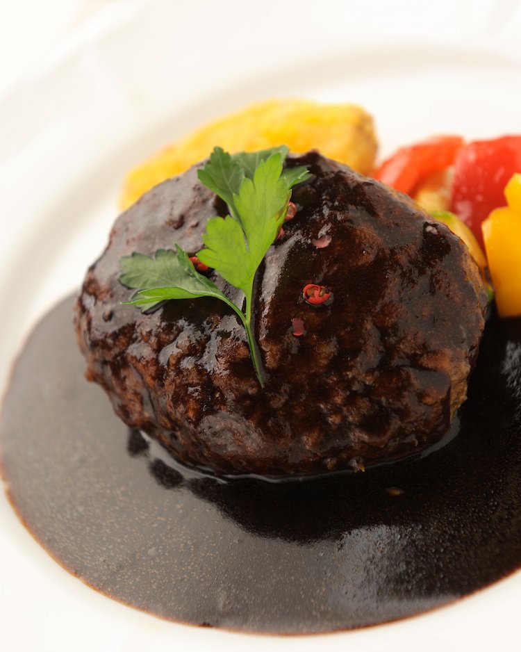 ビストロハンバーグ1100円。ランチはライスまたはパン、スープ付き。ソースはデミグラス(写真)、ガーリック、和風鬼おろしからチョイス。