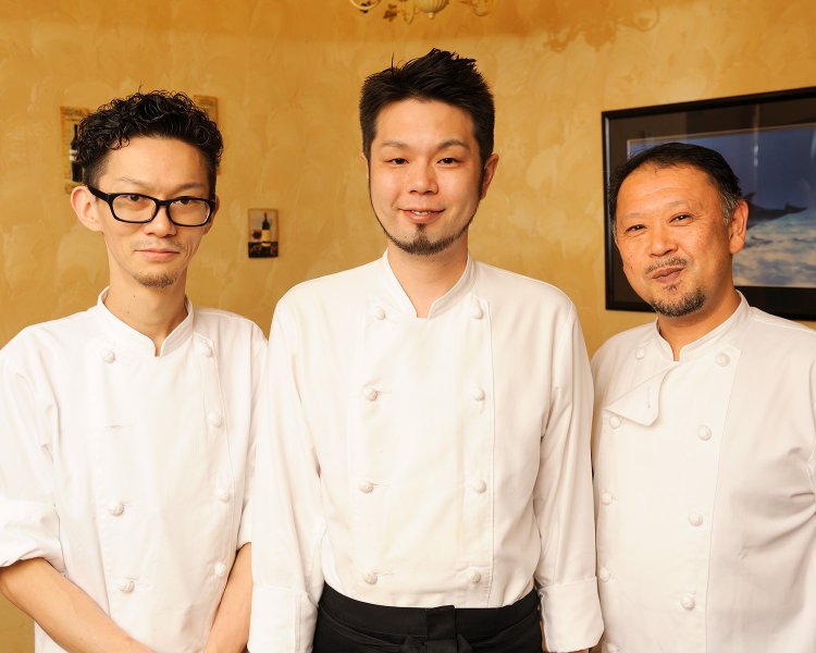 オーナーの鹿野さん(右)はじめ、気取らない雰囲気の接客も魅力。