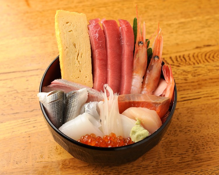 海鮮丼ランチ1320円。味噌汁、おしんこ、小鉢2品、茶碗蒸し付き。他、ランチは10種類以上を用意。