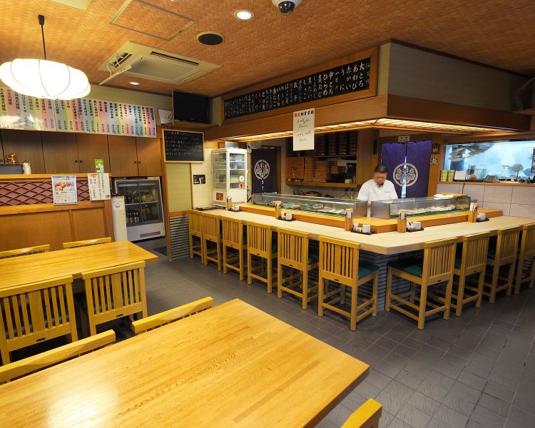 2階には座敷席も。酒は焼酎や日本酒、ワイン、ドンペリまでそろう。