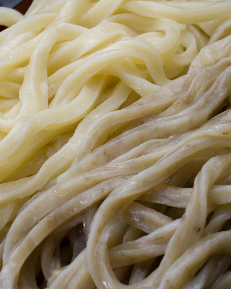 同価格でゴボウをすって入れたゴボウうどんと合い盛りに変更OK。限定約20食。人気は、埼玉の香り豚と素揚げしたナスが入る肉なす汁並830円。