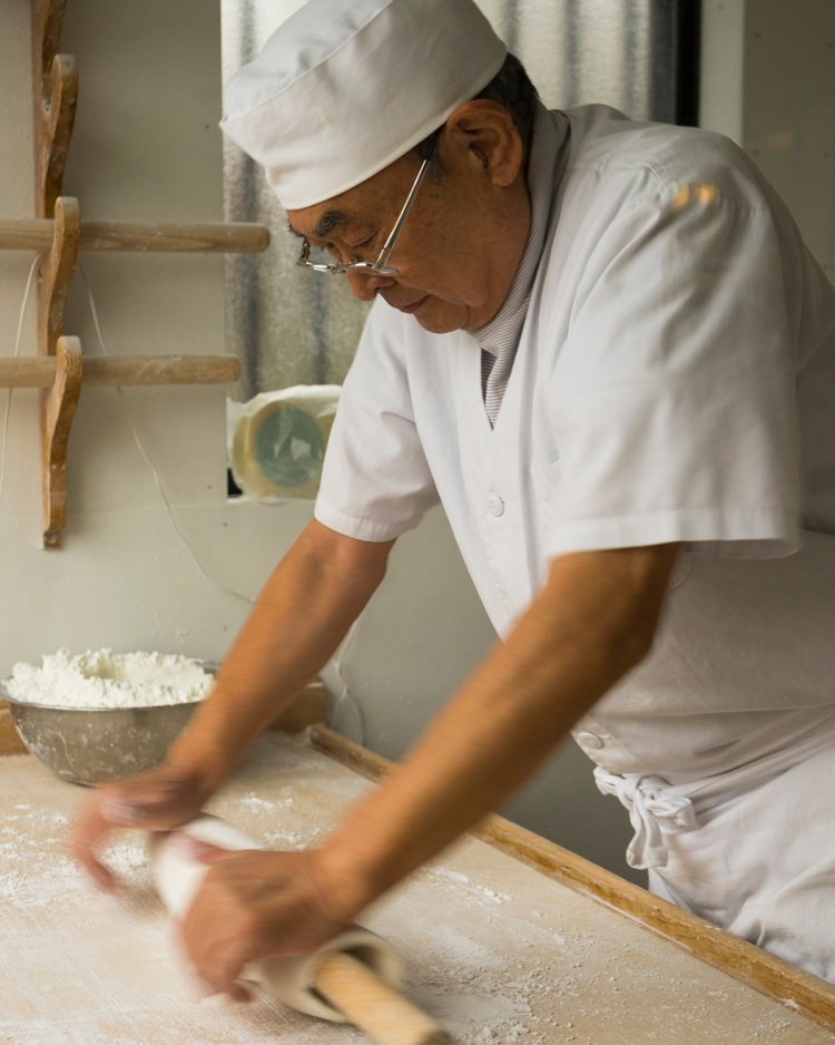 普段は飄々としているご主人だが打ちだすと真剣な表情に。店主 小澤和廣さん。