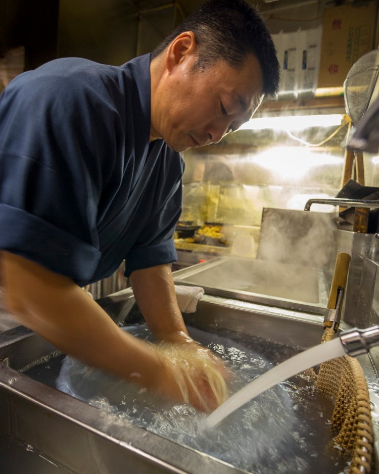 「水回しや丸め作業は手作業で、機械では出せない喉越しと食感を出しています。毎朝5時から仕込んでますよ」と店主 藤原幸喜さん。
