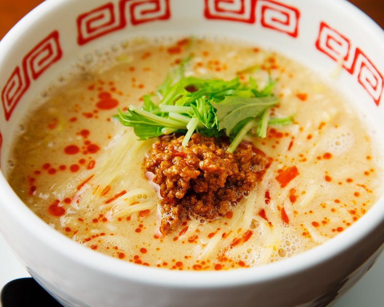 担々麺980円。辛さはラー油の量で調整し、20辛まで選べる。