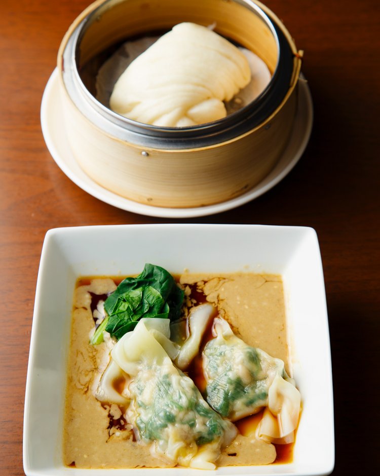 四川風ゴマソース水餃子4個入り600円(写真は2個)。蒸しパン2個入り(写真は1個) 300円は、水餃子のソースにつけて食べるのが乙。