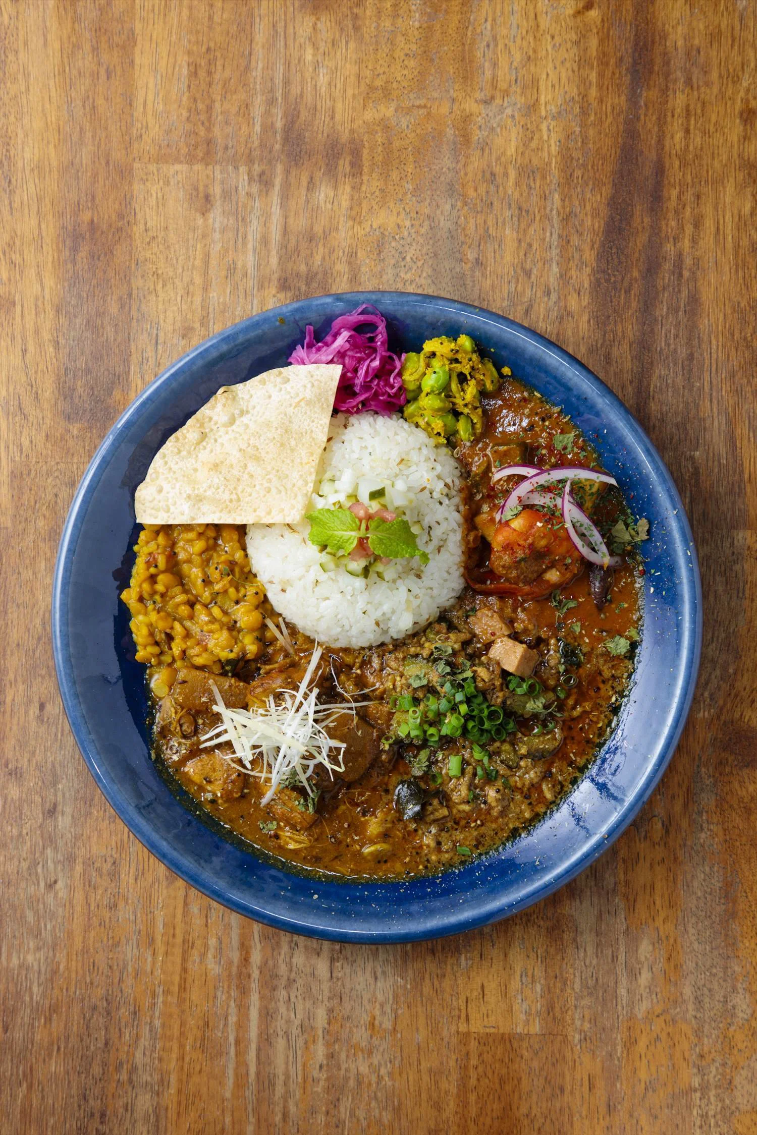 三軒茶屋 創作カレー Manos で 芳しき混沌の世界へ さんたつ By 散歩の達人