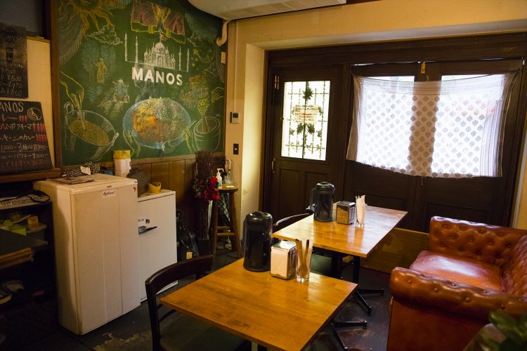 内装はバーをイメージ。