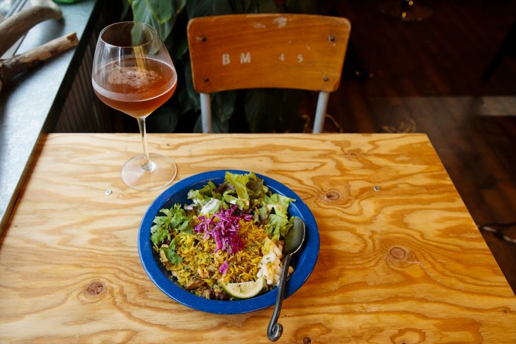 ビリヤニ風のバスマティヤキメシ900円。『京都ビアラボ』のコリアンダー使用の「不意打サワー」1200円と合う!