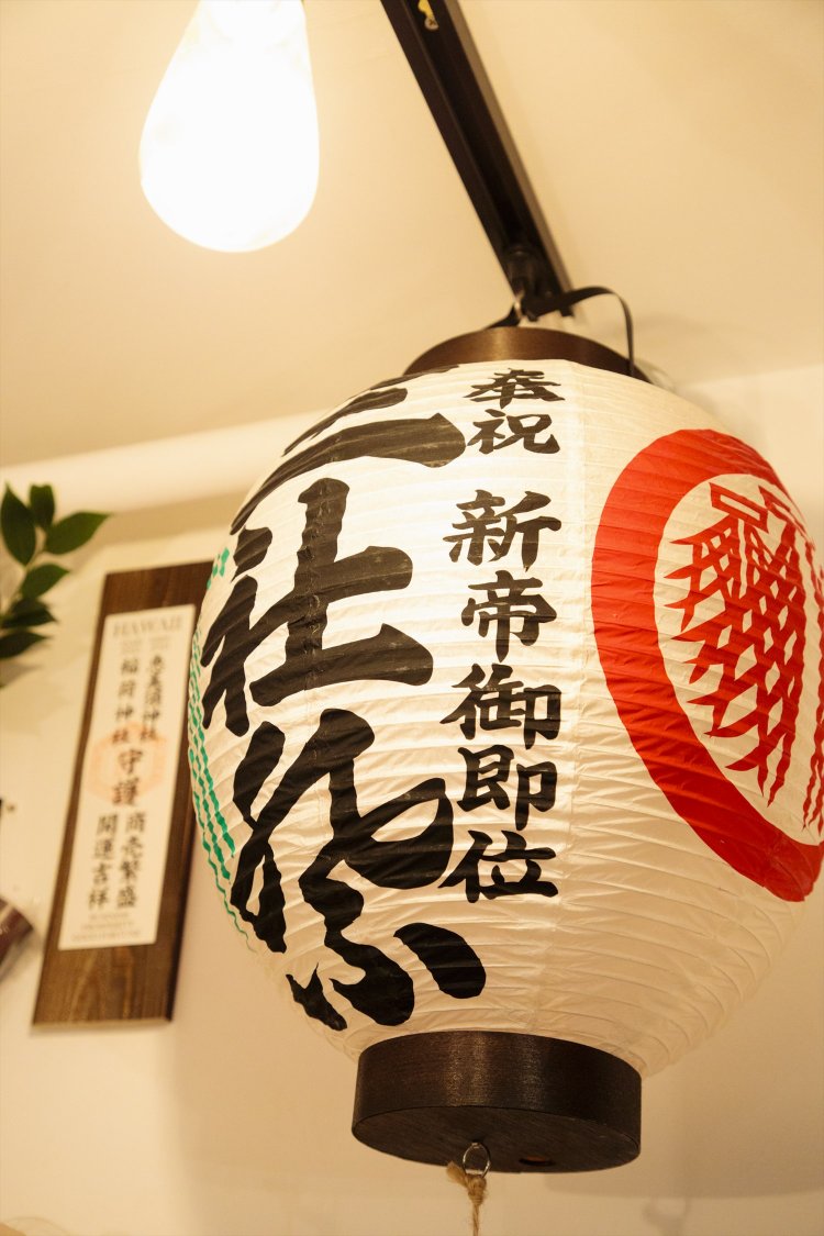 小体の良店が密集する浅草観音裏。三社祭の提灯は地元の象徴。