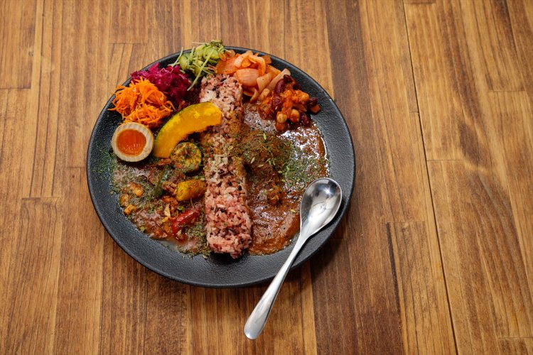 チキンと野菜のあいがけカレー1600円＋トッピング6種盛り450円。辛さは子供用～10辛まで13段階。